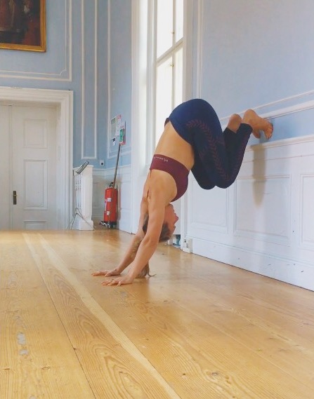 entering a wall handstand step 5