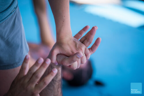 Hand connection at partner acrobatics and standing acrobatics training in Spain to become acroyoga teachers