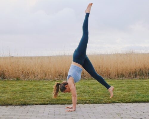 Camilla showing a detailed step-by-step instruction on how to perform a scissor kick entry into a freestanding handstand