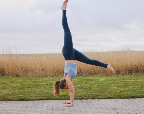 Camilla showing a detailed step-by-step instruction on how to perform a scissor kick entry into a freestanding handstand