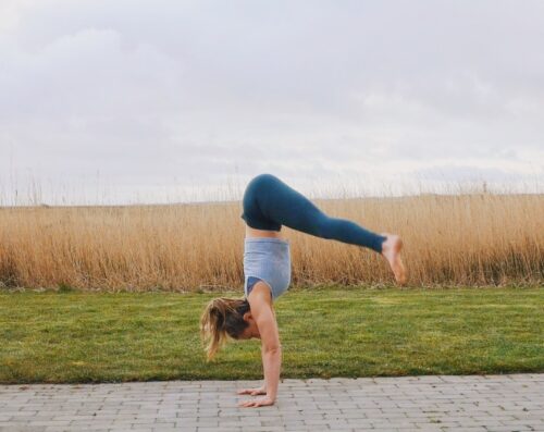 Camilla doing a straddle jump entry into a freestanding handstand
